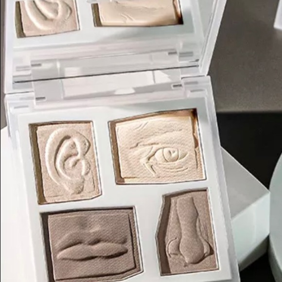 - $5 Contouring face makeup palette new in box $5 if bundled - Picture 3 of 9